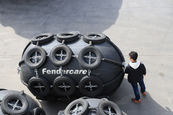 Defensa de goma neumática de Yokohama inflable con los neumáticos de aviones usados
